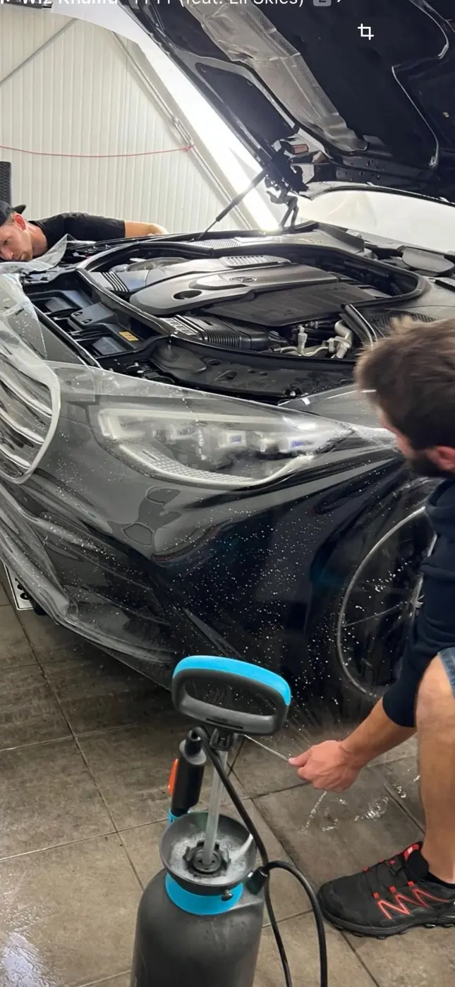 Mercedes Benz S 400 d 4MATIC, proces lepení světla, chladič
